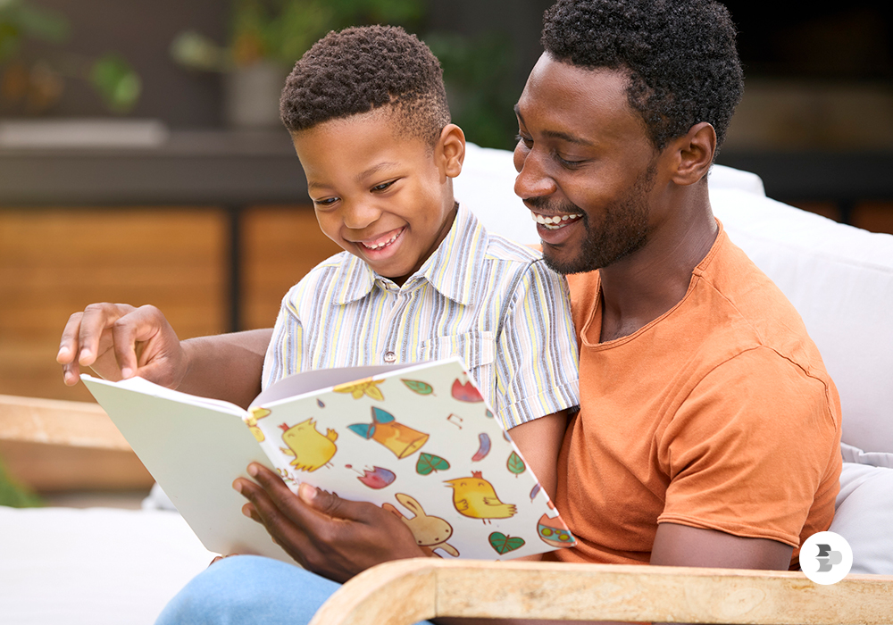 Pai lendo com o filho um livro, para ele desenvolver seu vocabulário. Livros infantis.