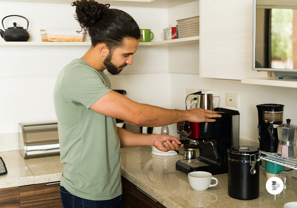 Homem preparando o café que ele comprou. Cantinho do café.