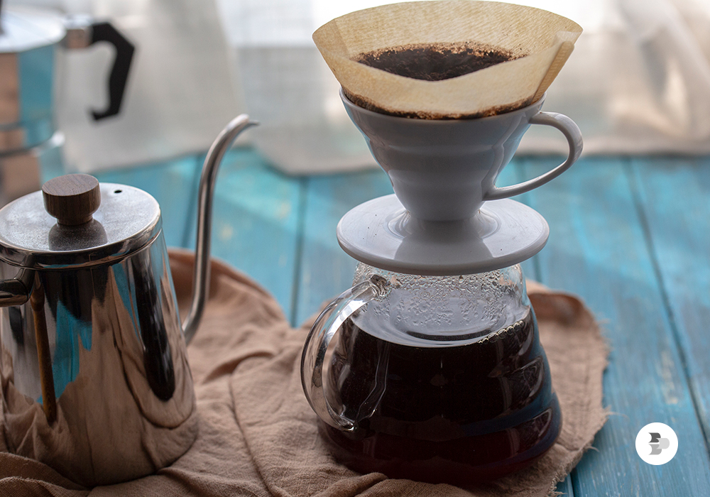 Bule e café em uma mesa feita para acomodar o espaço do café. Cantinho do café.
