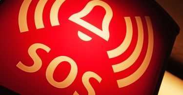 Um painel escrito SOS, destacando o alerta e o momento no RS. Doações.