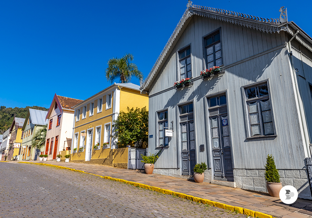 Conjunto de casas históricas em estilo italiano de Antônio Prado/RS. Destinos de Outono.