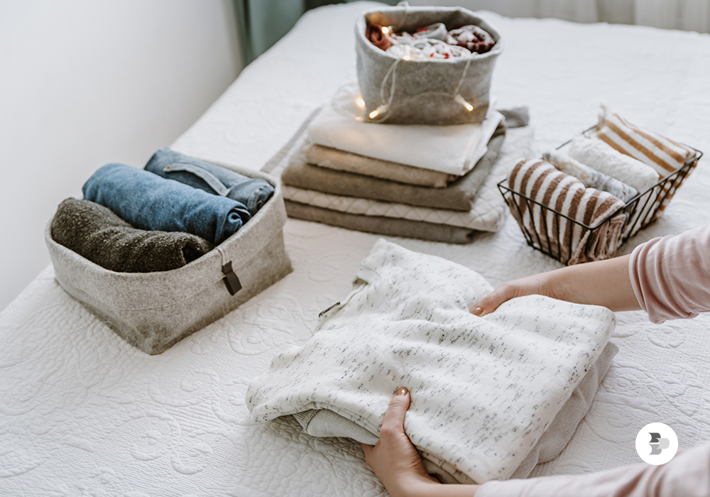 Pessoa organizando roupas e toalhas para os dias de Outono. Outono.