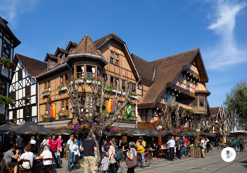Vista do centro de Campos do Jordão, com seus vários turistas. Destinos de Outono.