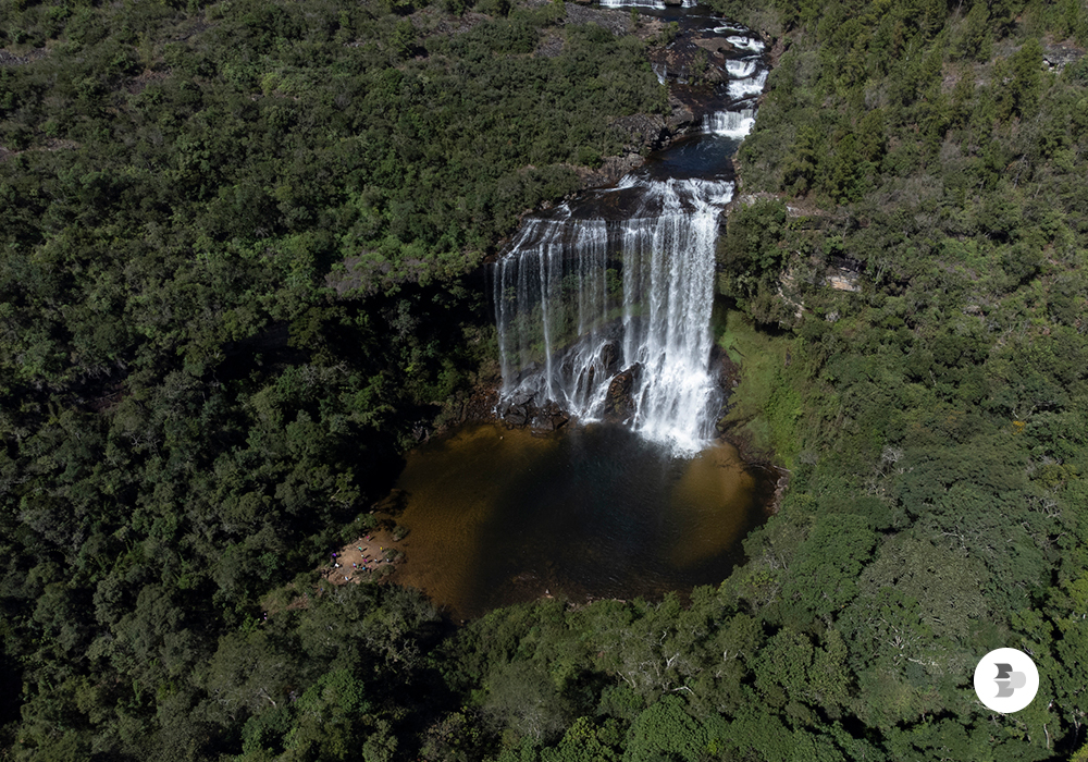 Uma vista aérea dda Cachoeira do Sobradinho em Sengés/PR. Destinos de Outono.