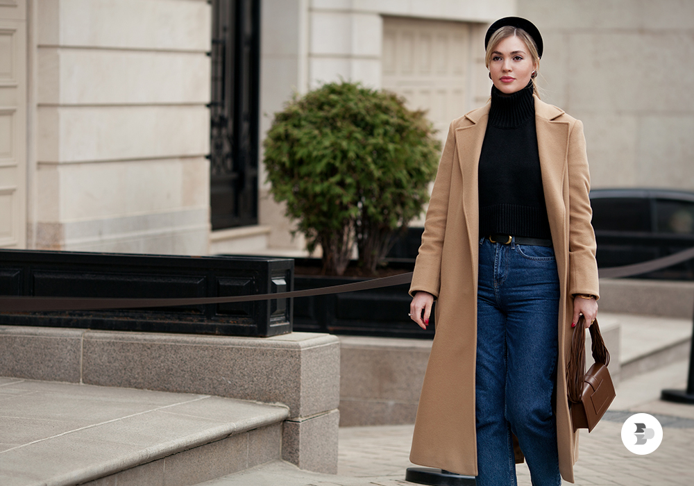 Mulher carregando bolsa com itens de outono para o trabalho. Outono.