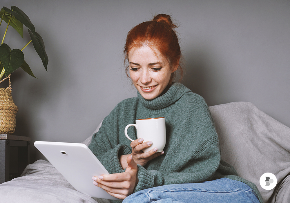 Mulher lendo um livro em seu tablet durante um dia de outono. Outono.