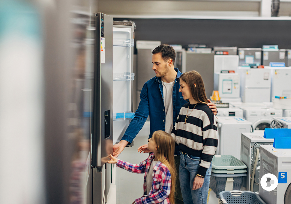 Família indo na loja escolher a nova geladeira da casa. Escolher geladeira.