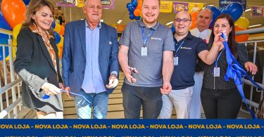 Pessoas inaugurando a Lojas Colombo em Candelária/RS. Candelária.