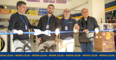 Funcionários da Lojas Colombo inaugurando a nova filial em Caxias do Sul. Nossa Senhora de Lourdes.