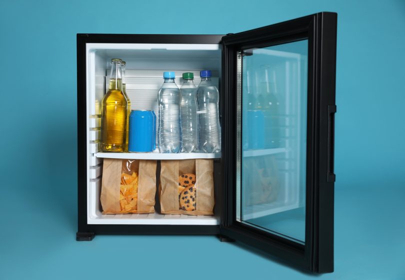 Um frigobar com alimentos e bebidas dentro. Frigobar.