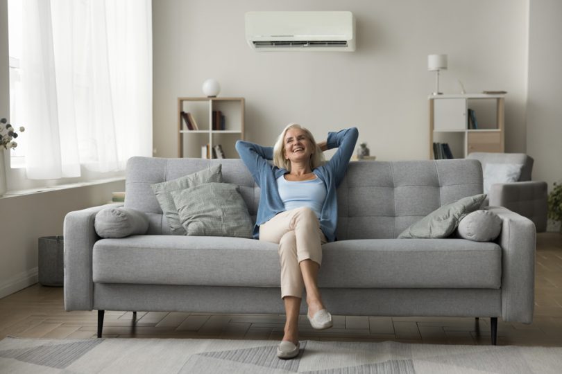 Mulher descansando com o ar-condicionado ligado. Ar-Condicionado ideal.