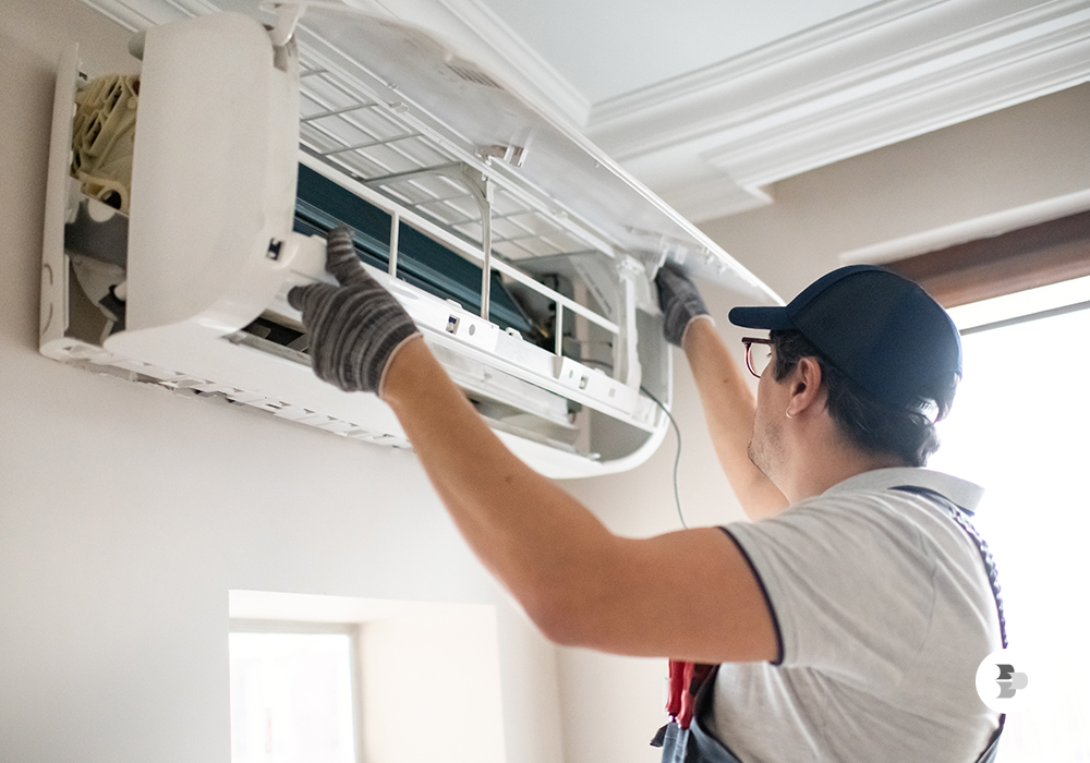 Um homem instalando um ar-condicionado em uma residência. Ar-condicionado ideal.