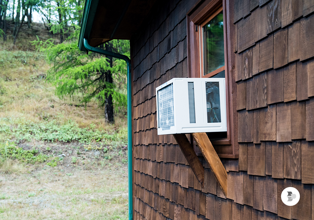 Um foto com o lado externo de um ar-condicionado de janela. Ar-Condicionado.