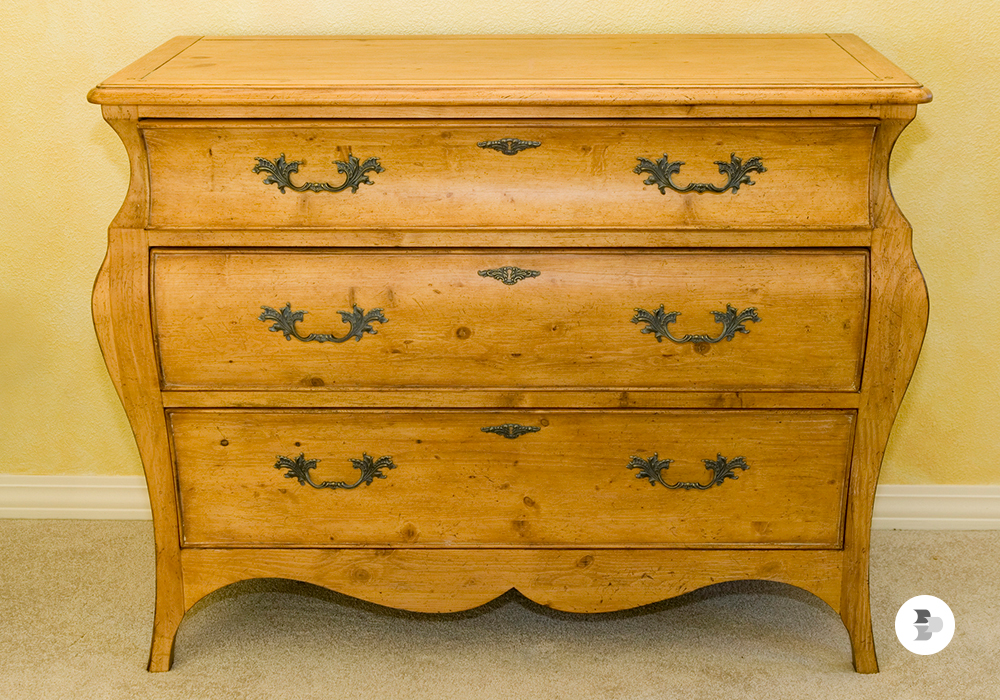 Um exemplo de cômoda vintage. Cômodas.