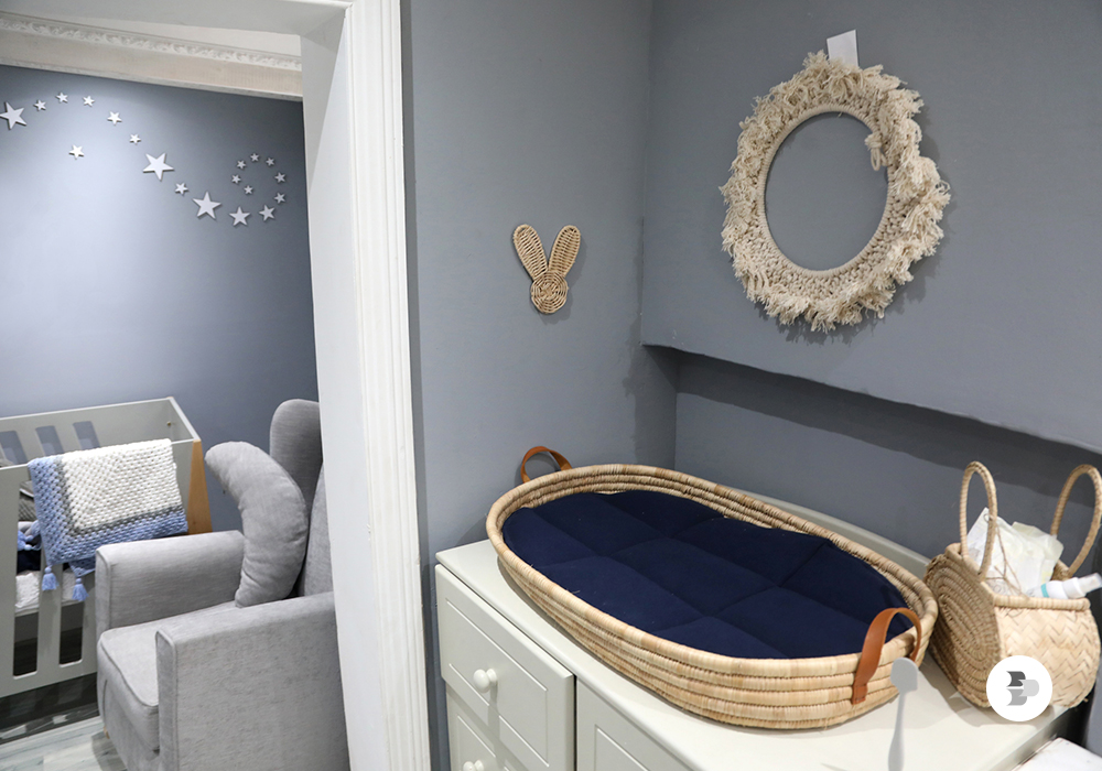 Uma cômoda pode servir como trocador de bebê. Cômodas.