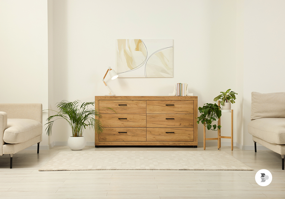 Uma cômoda de madeira maciça em uma sala. Cômodas.