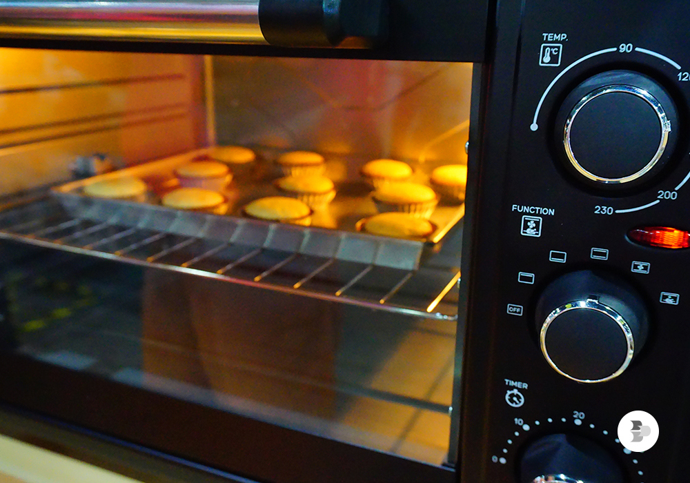 Alguns alimentos são assados dentro do forno elétrico. Forno elétrico.