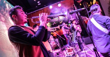Uma banda de bailão tocando em um evento. Bailão.