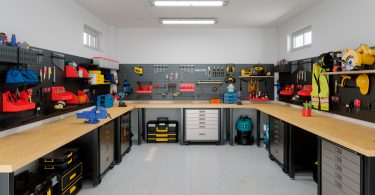 Uma garagem repleta de ferramentas organizadas. Ferramentas.