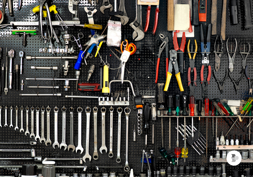 Uma parede com ferramentas organizadas. Ferramentas.