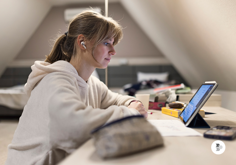 Uma moça estudando com o seu tablet. Tablet.
