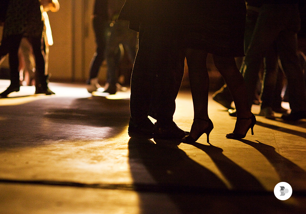 Um salão de baile com pessoas dançando. Bailão.