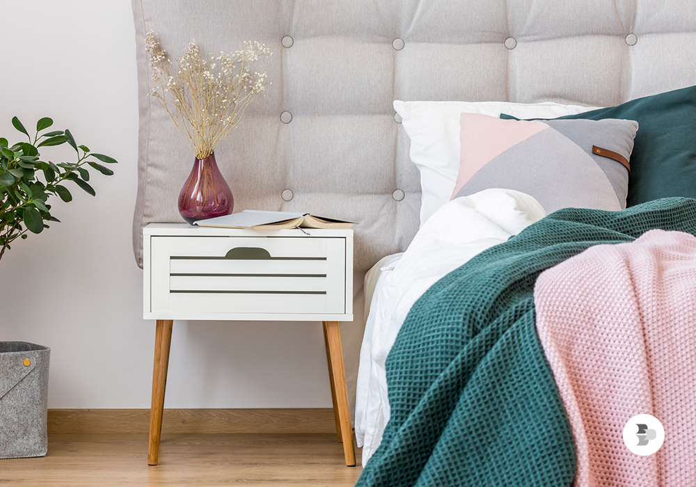 Uma mesa de cabeceira pode ser o móvel ideal para o quarto. Mesa de cabeceira.