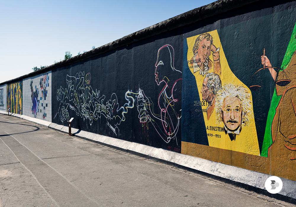 Uma parte do Muro de Berlim com pinturas e grafites. Alemanha.