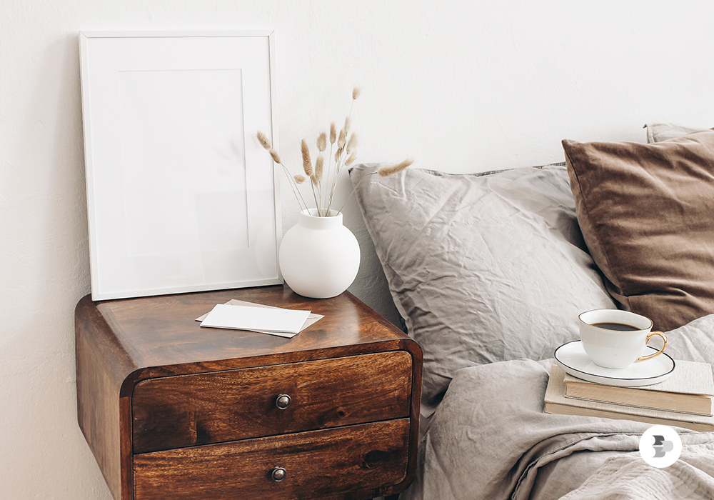 Alguns objetos podem fazer parte da decoração da mesa de cabeceira. Mesa de cabeceira.