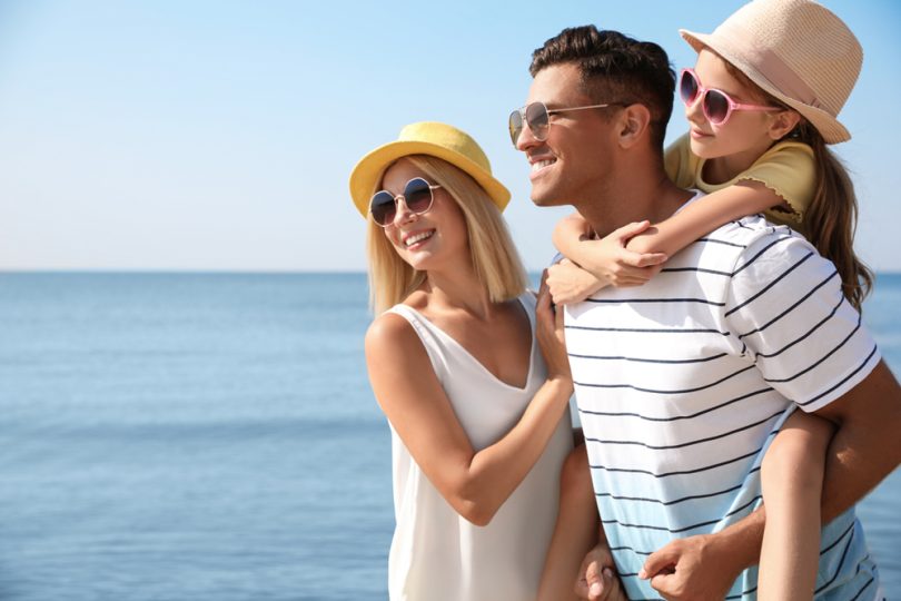 Uma família aproveitando o dia na praia. Curtir verão.
