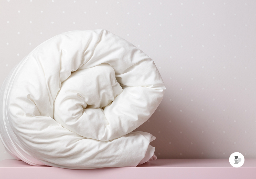 Um edredom enrolado para ser lavado. Edredom.