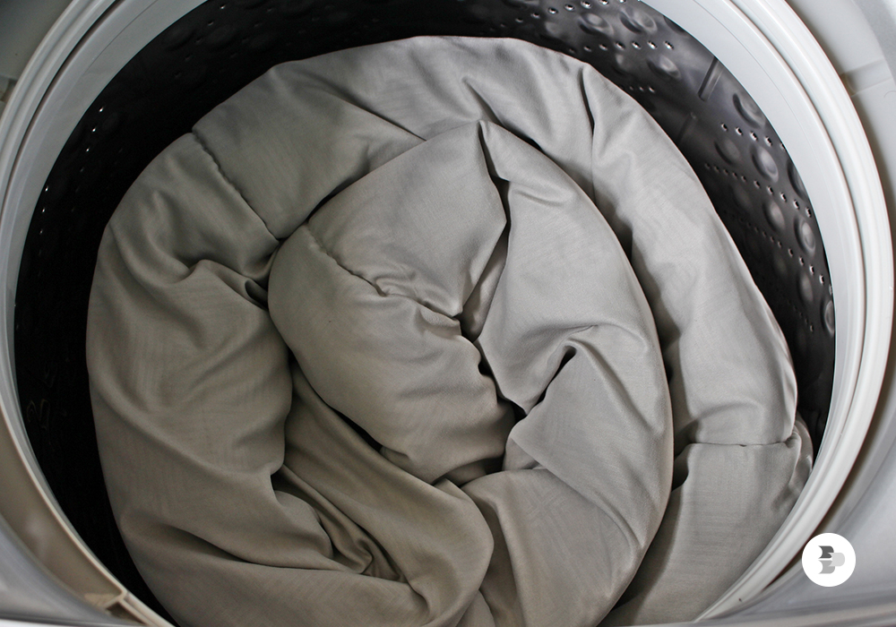 Um edredom dentro de uma máquina de lavar. Edredom.