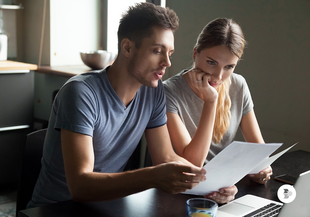 Casal conversando sobre como economizar energia. Conta de luz.