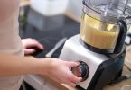 Uma pessoa utilizando o multiprocessador na sua cozinha. Multiprocessador.