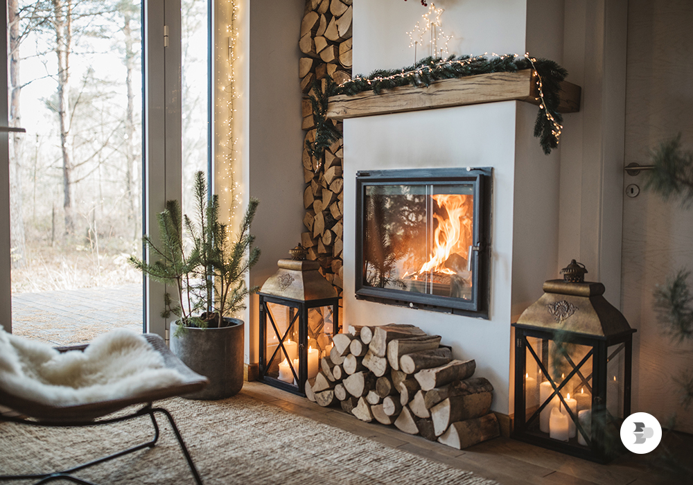 Uma casa com lareira a lenha na sala. Lareiras.