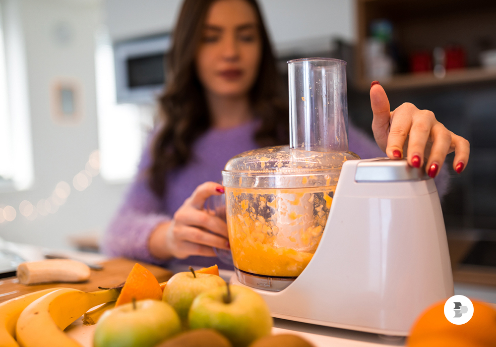 Uma mulher com seu multiprocessador na mesa. Multiprocessador.