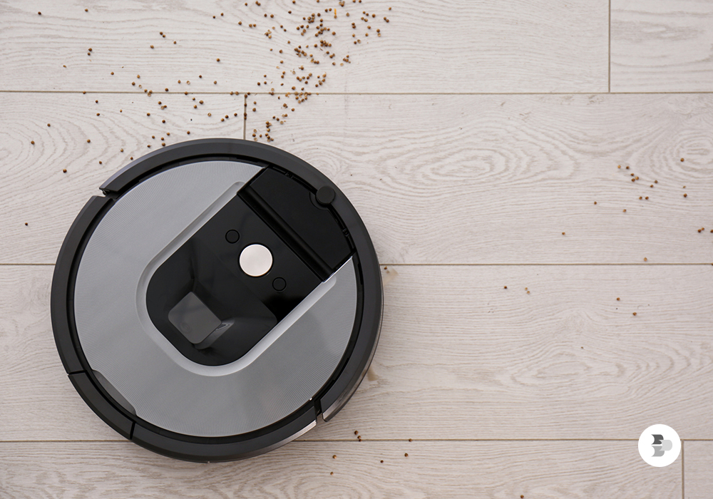 Aspirador robô limpando o piso de uma casa. Aspirador robô.
