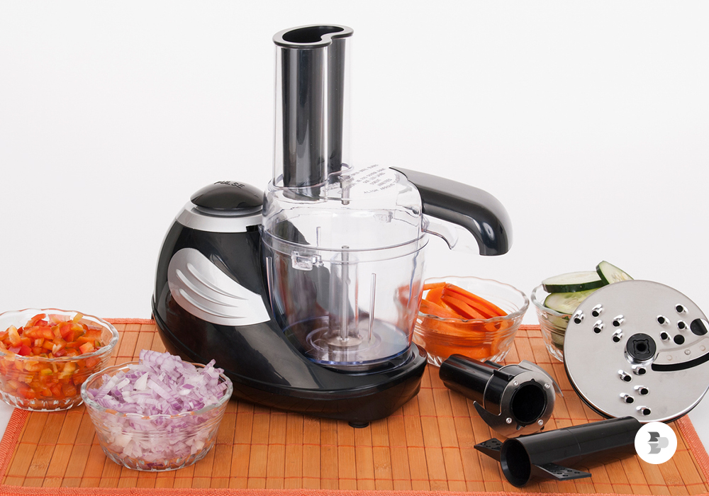 Um multiprocessador com alguns acessórios especiais na mesa. Multiprocessador.