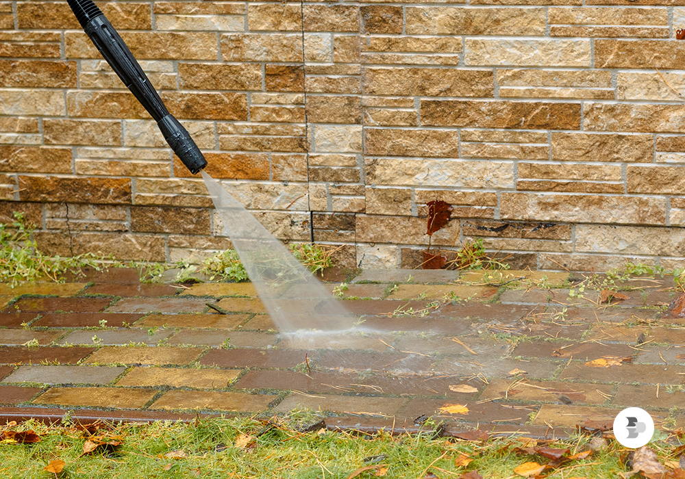 Lavando uma calçada com uma lavadora. Lavadora alta pressão.