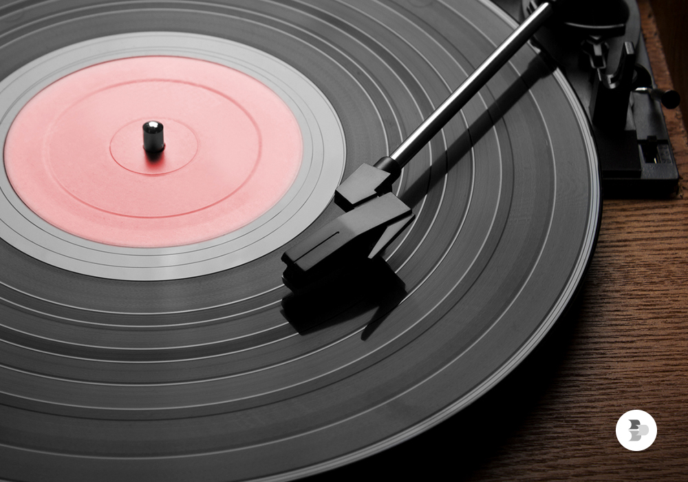 Um gramofone com um disco de vinil tocando. Discos de vinil.