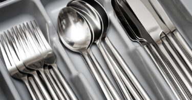 Uma gaveta com talheres guardadas. Talheres.