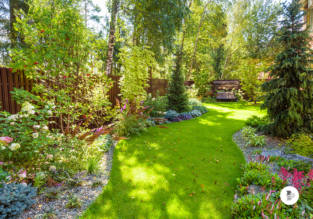 Um jardim com trilha para passagem. Decorar jardim.