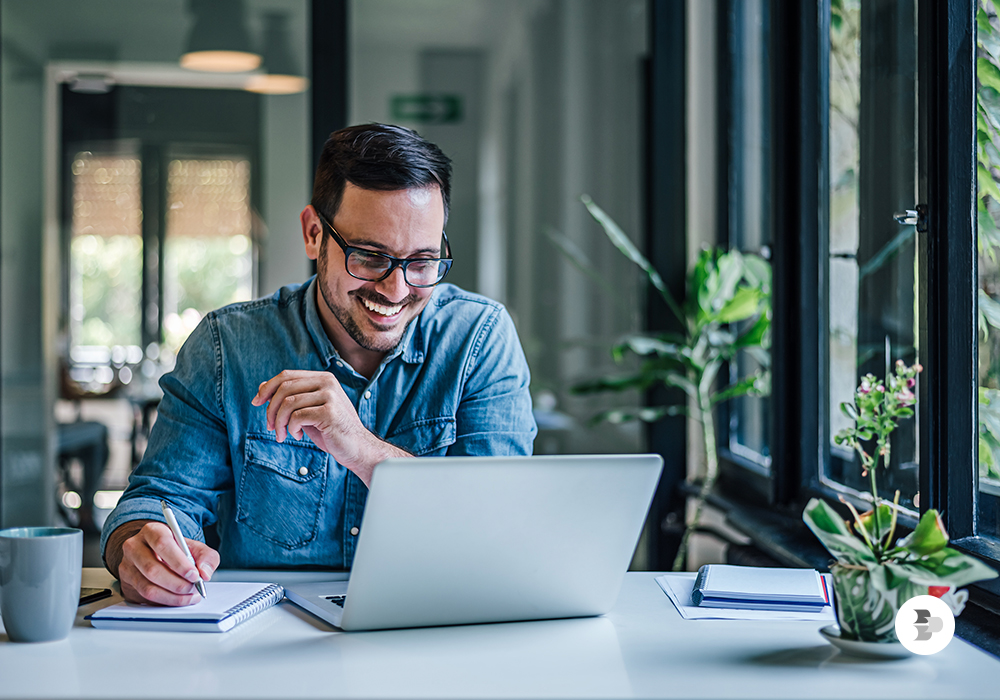 Homem fazendo home office e trabalhando com o seu notebook. Bom notebook.