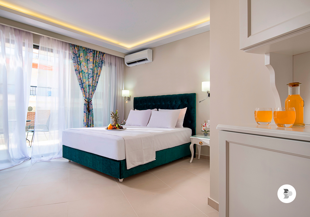 Um quarto com cores claras requer uma base com cores iguais ou um jogo de contraste. Base para cama.