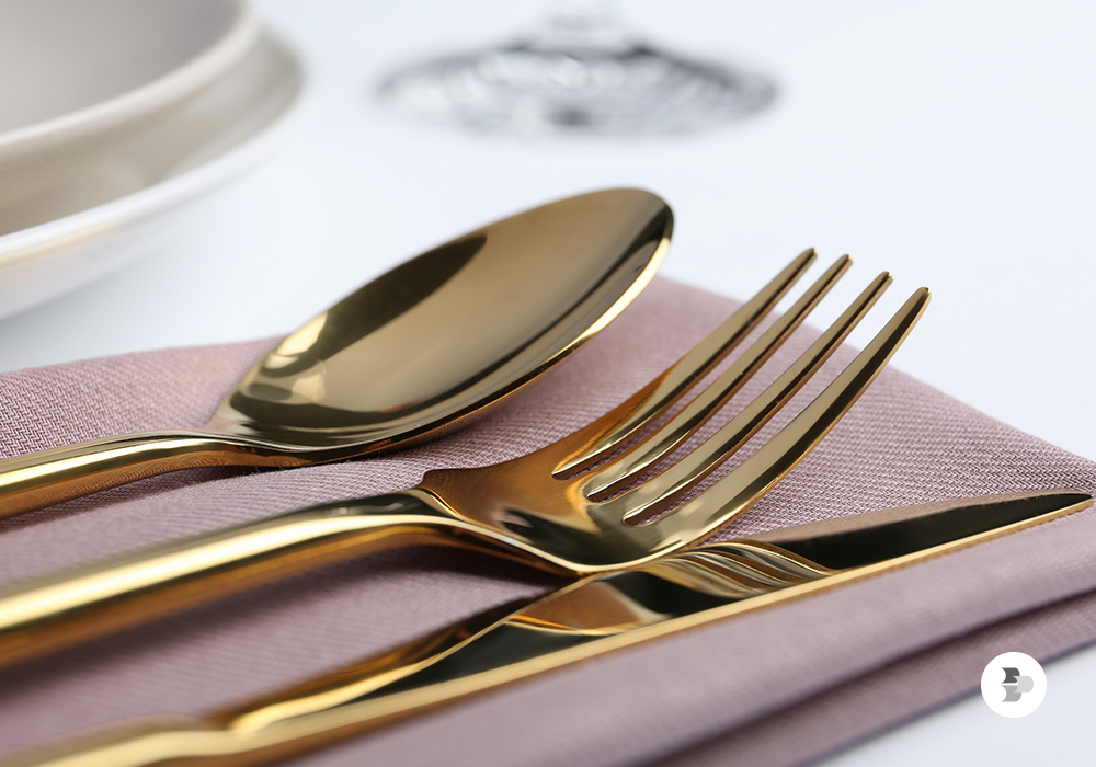 Alguns talheres com revestimento dourado. Talheres.