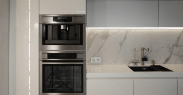 Um exemplo de torre quente com forno e com micro-ondas. Torre quente.