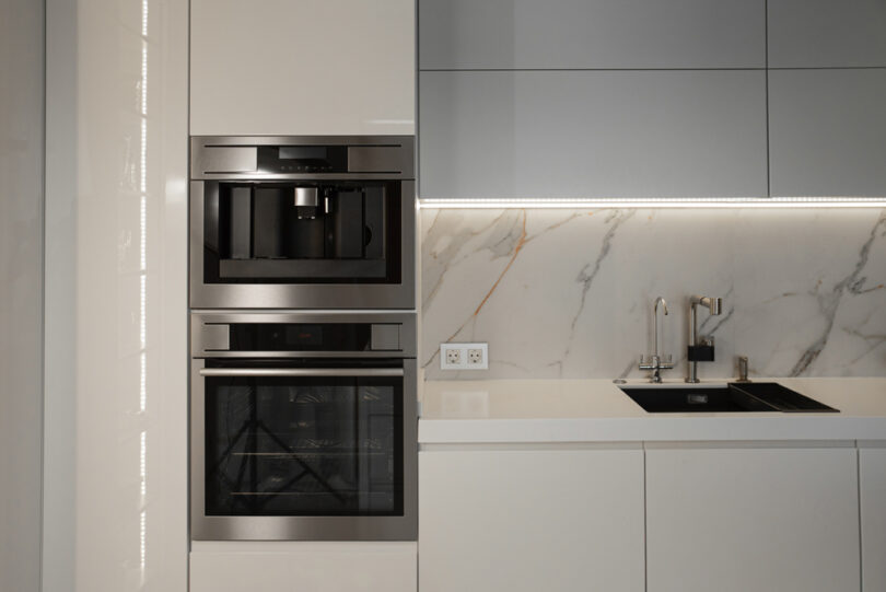 Um exemplo de torre quente com forno e com micro-ondas. Torre quente.