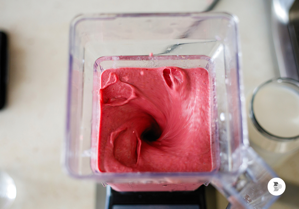 Uma batida de frutas feita em liquidificador. Liquidificador ideal.