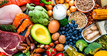 Uma mesa com uma extensa variedade de alimentos. Alimentação equilibrada.