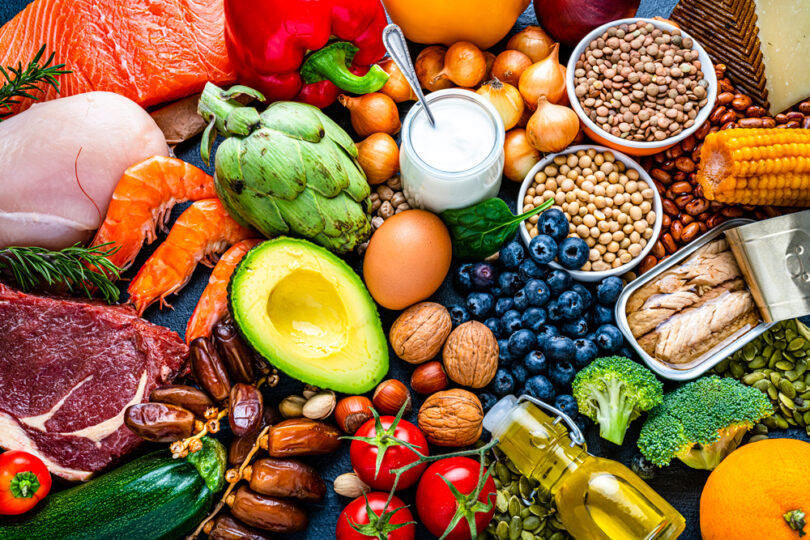 Uma mesa com uma extensa variedade de alimentos. Alimentação equilibrada.